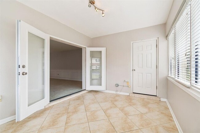 Building Photo - 10375 Carrollwood Ln