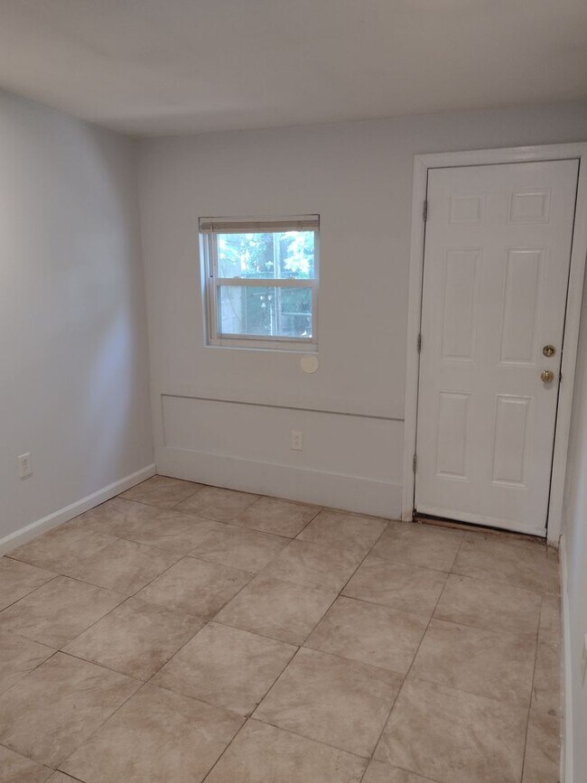 Building Photo - Renovated 3bd/ 1bth home in Northeast Philly!