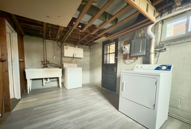 Building Photo - Three Bedroom House In Baltimore