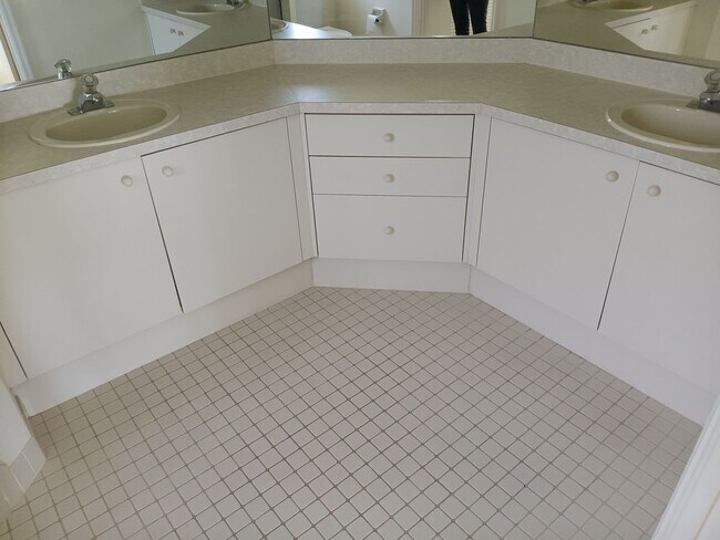 Building Photo - 2 bedroom 2 bathroom Large House for rent ...