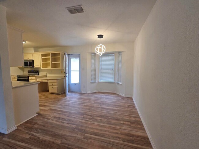 Building Photo - 1303 Malibu Dr