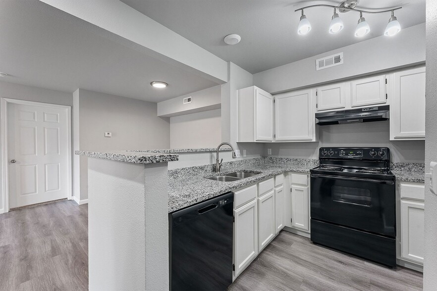 Building Photo - Creekside Clearing Apartments