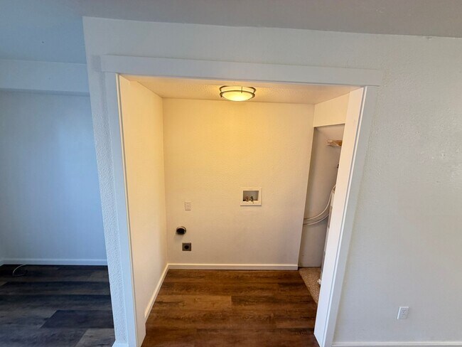 Building Photo - 2 Bedroom Town House!