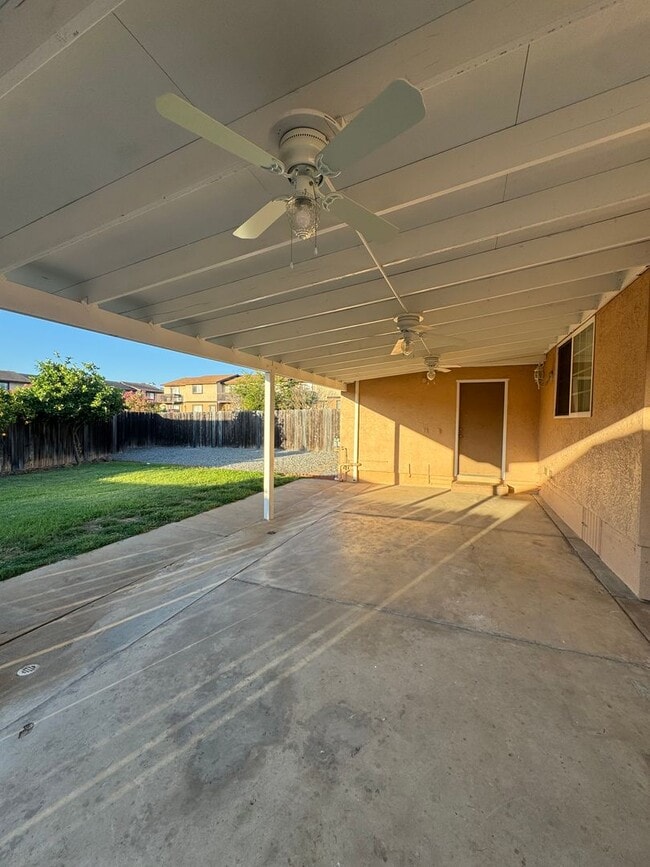 Building Photo - 5 Bedroom, 3.5 Bath, Beautiful 1,856 SQ FT...