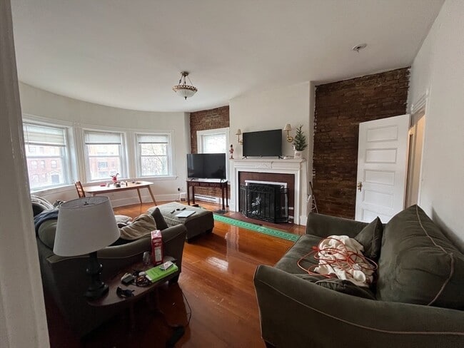 Building Photo - 915 Beacon St