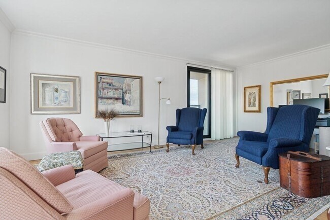 Building Photo - 65 E India Row