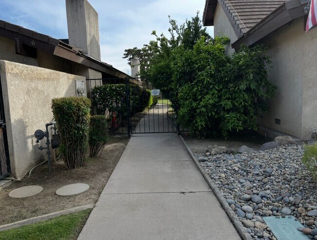 Building Photo - 3200 El Encanto Ct