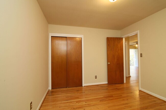 Building Photo - Chapel Hill/2BR Brookside Condo