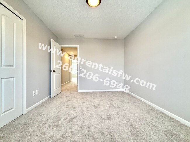 Building Photo - 3 Bedroom Residence