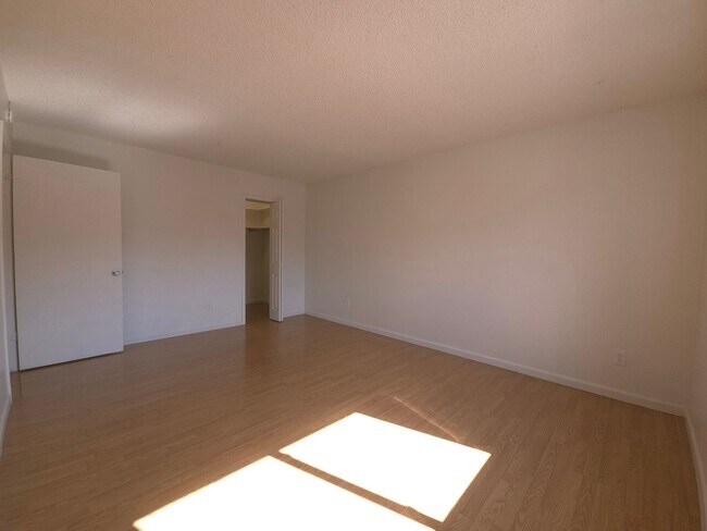 Building Photo - 2 Bedroom Oasis With Covered Parking