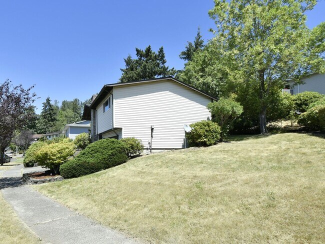 Building Photo - Spacious 3 Bedroom 2.25 Bath Home Renton Talbot Hill Area Available Now!