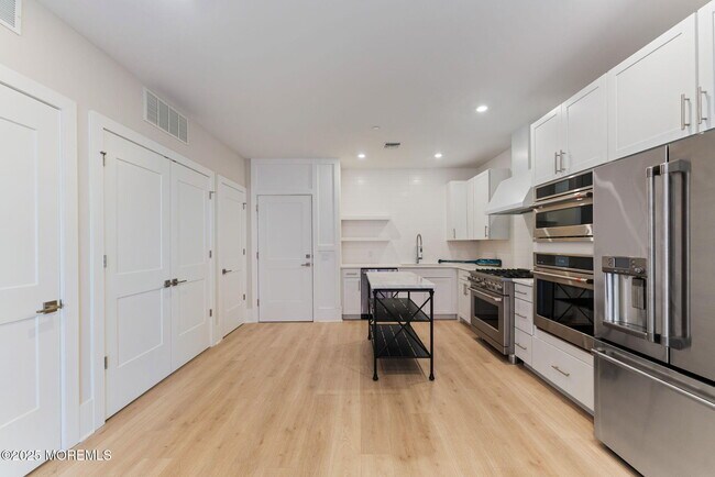 Building Photo - 215 2nd Ave