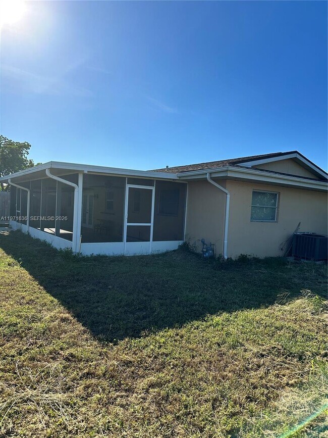 Building Photo - 108 SE Soneto Ct