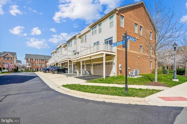 Building Photo - 43212 Wild River Square