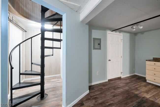 Building Photo - 6 E Blackwell St