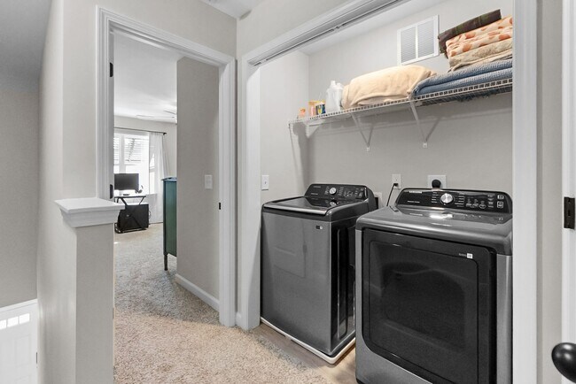 Building Photo - 2 Bed 2.5 Bath Townhome