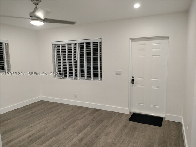 Building Photo - 2700 SW 28th Ct