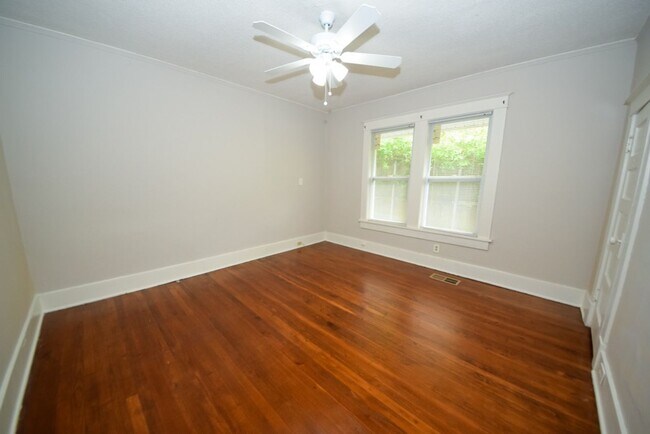 Building Photo - UPDATED BATHS AND KITCHEN WITH SS APPLIANCES near University of Memphis.