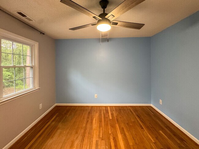 Building Photo - Charming 3 Bed 1.5 Bath Home Close to Fort Liberty