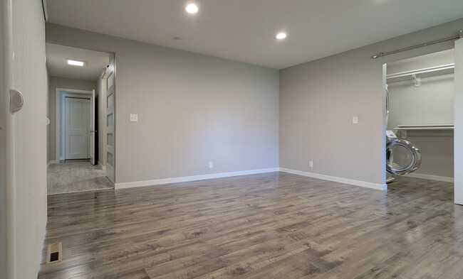 Building Photo - 2621 OAKRIDGE DR SW