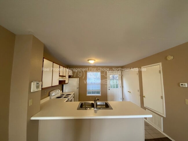 Building Photo - 1244 N Iron Horse Dr