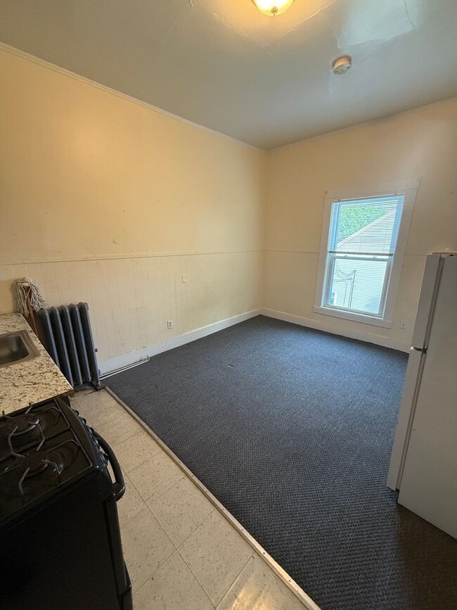 Building Photo - Studio Apartment for Rent – Utilities Incl...