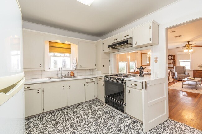 Building Photo - 208 Ella St