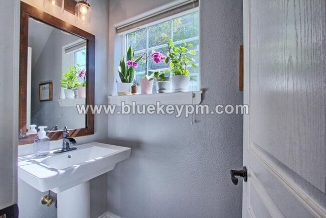 Building Photo - 2 Bed, 2.5 Baths Townhome in Beaverton Nea...