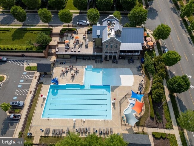 Building Photo - 214 Almond Dr