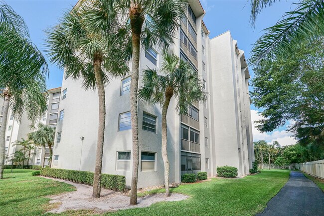 Building Photo - 3940 Inverrary Blvd