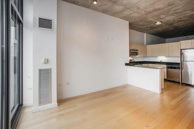 Building Photo - 1 bedroom in Chicago IL 60607