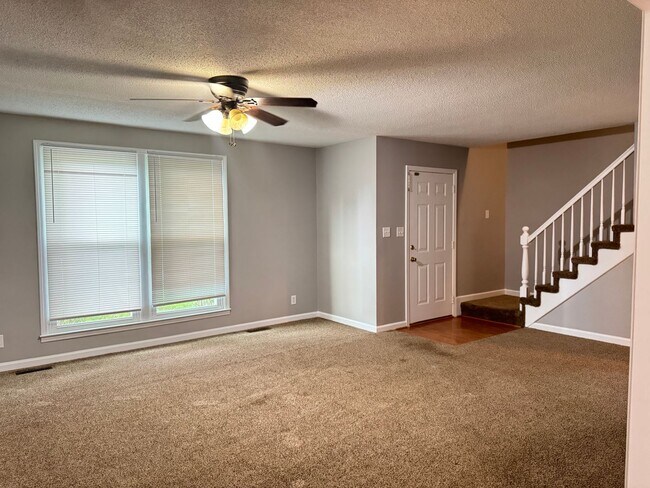 Building Photo - Exit 8! Rossview School. 4 Bed/2 Bath over 1700 Sq.ft!