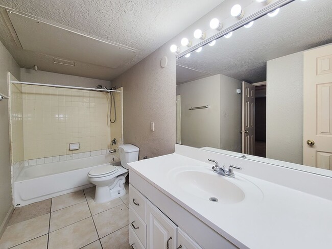 Building Photo - This charming home offers 3 bedrooms and 2...