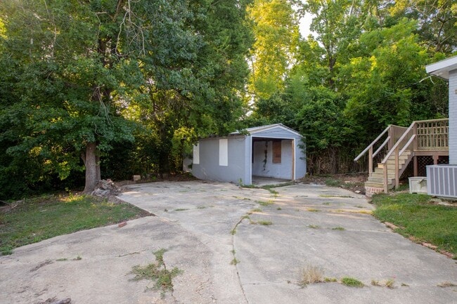 Building Photo - Convenient 2/1 home in the middle of town!
