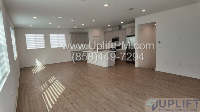 Building Photo - 4 Bed 3.5 Bath Townhome in Chula Vista w/ Washer/Dryer and 2-Car Garage