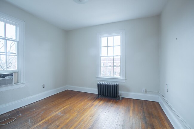 Building Photo - Amazing 2 BR/1 BA Condo in Georgetown, DC!