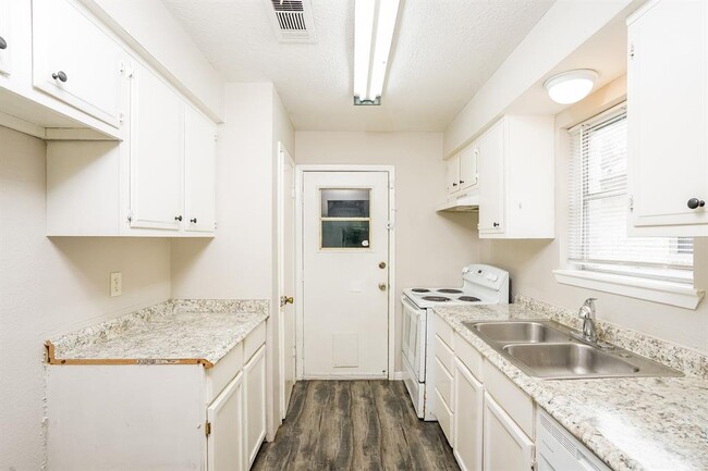 Building Photo - 16619 Barcelona Dr