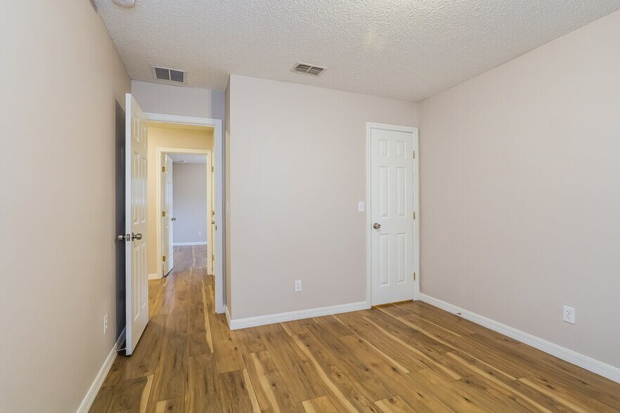 Building Photo - 16805 Gold Star Ct