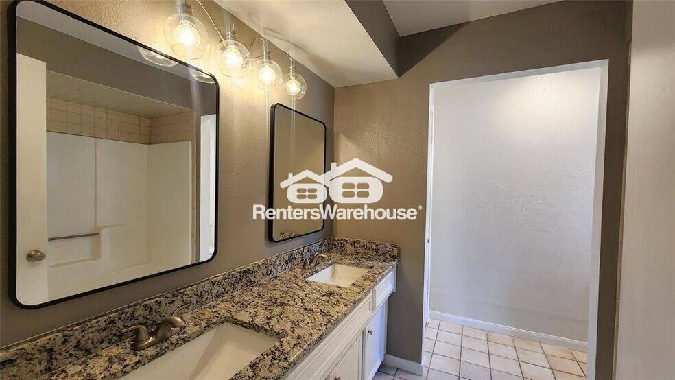 Building Photo - 2702 Foliage Green Dr