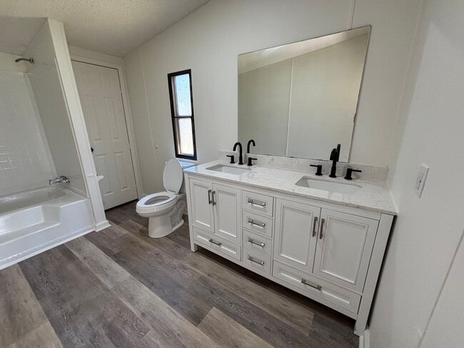 Building Photo - FOR RENT