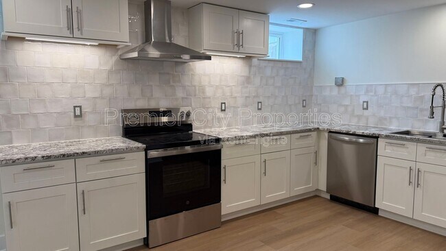 Building Photo - 240 Mcgregor Ave