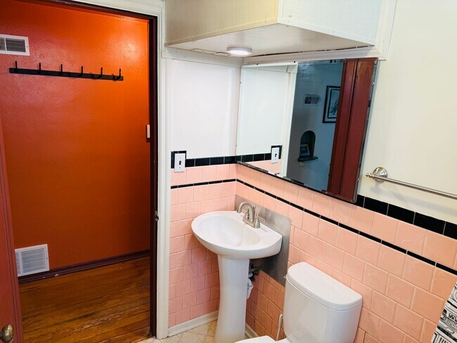 Building Photo - Furnished One Bedroom Near Hospitals