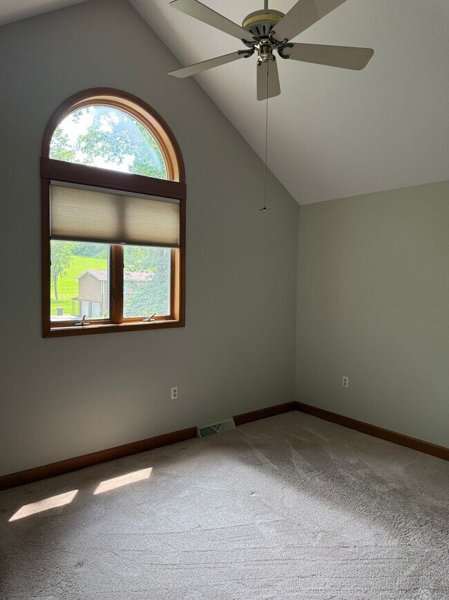 Building Photo - 1531 E Strohm Dr