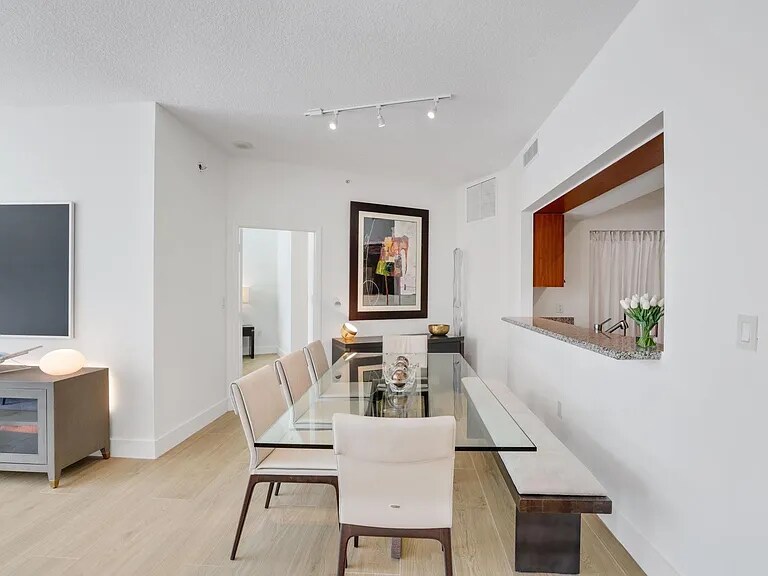 Building Photo - 347 N New River Dr E