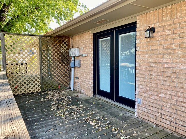 Building Photo - Cute 2 Bed Duplex in Downtown Edmond