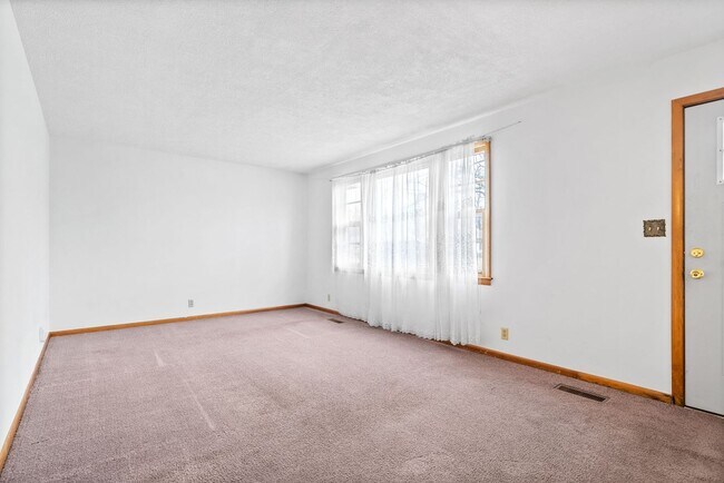 Building Photo - 3 Bedroom 1 1/2 Bath Home For Rent Near Madison Street!