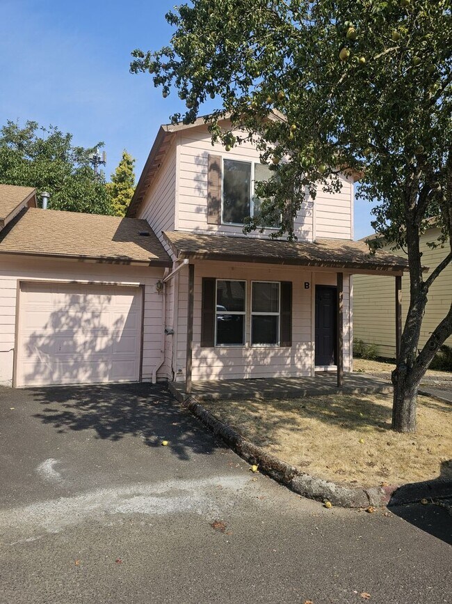 Building Photo - Beautiful Two bedroom townhome Available now!