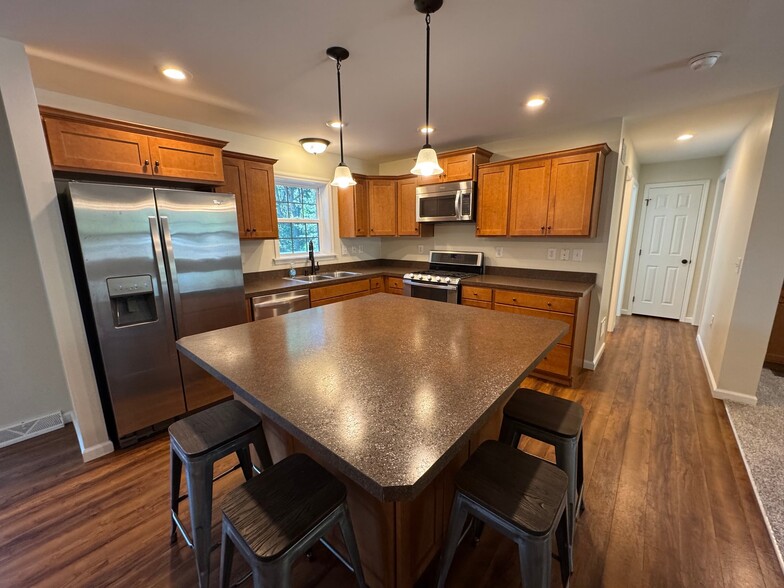 Building Photo - 2094 Fieldcrest Dr