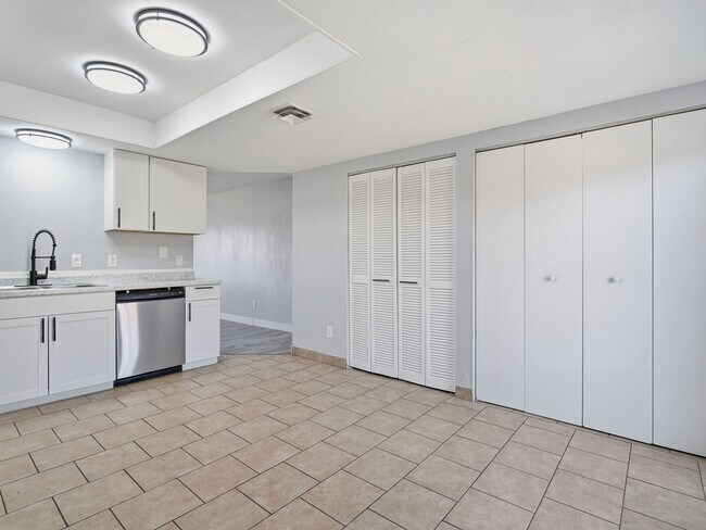 Building Photo - Palisade Perfection: Remodeled Condo Steps from Downtown!