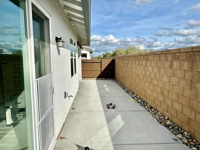 Building Photo - Gorgeous Riverstone 3/2